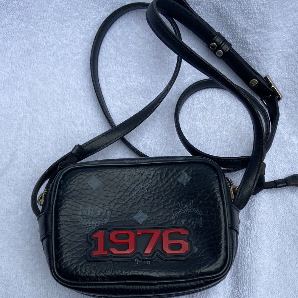 MCM Visetos "Lion 1976 Theme"
Crossbody Bag - Picture 2 of 13